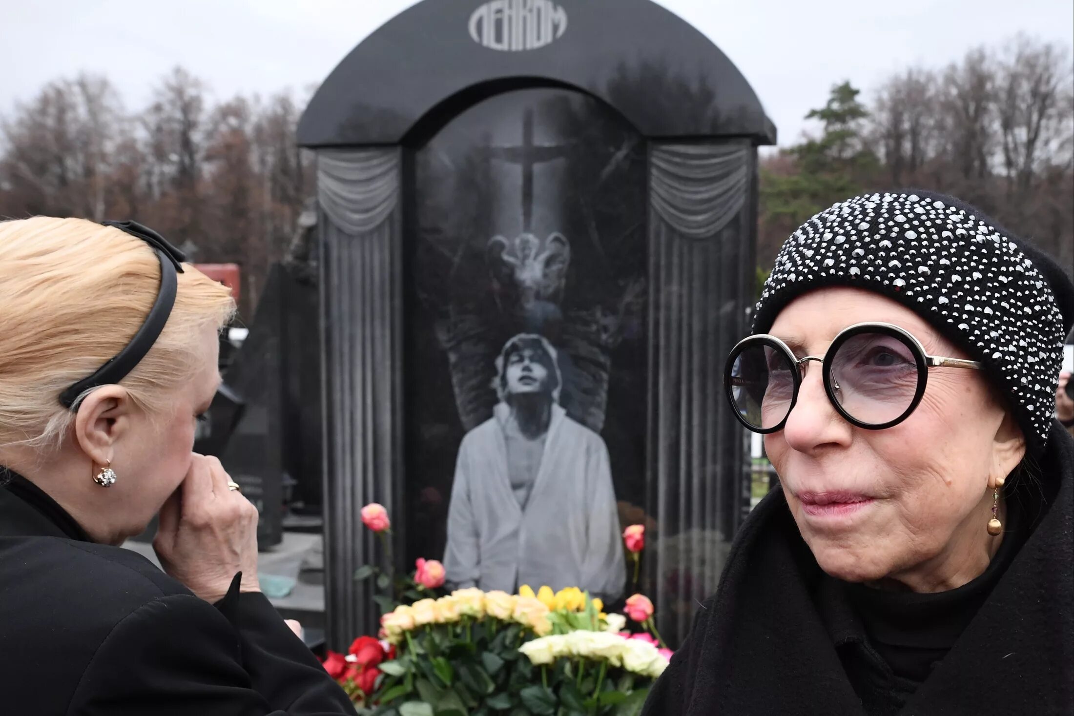 В день 75-летия Николая Караченцова ему открыли памятник - Российская газета