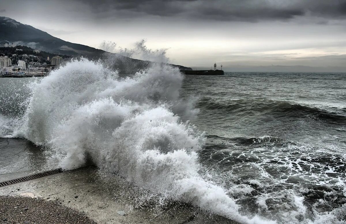 Шторм августа. Черное море шторм. Большой Утриш шторм. Сильный шторм на черном море. Охотское море шторм.