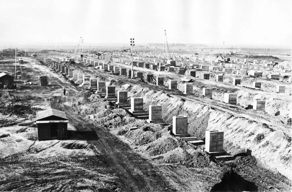 Архивное строительство. Высотки в москве мгу стройка. Дома постройки 1972 года иркутск. Каменный цветок сысерть стройка. Стройка в 2000.