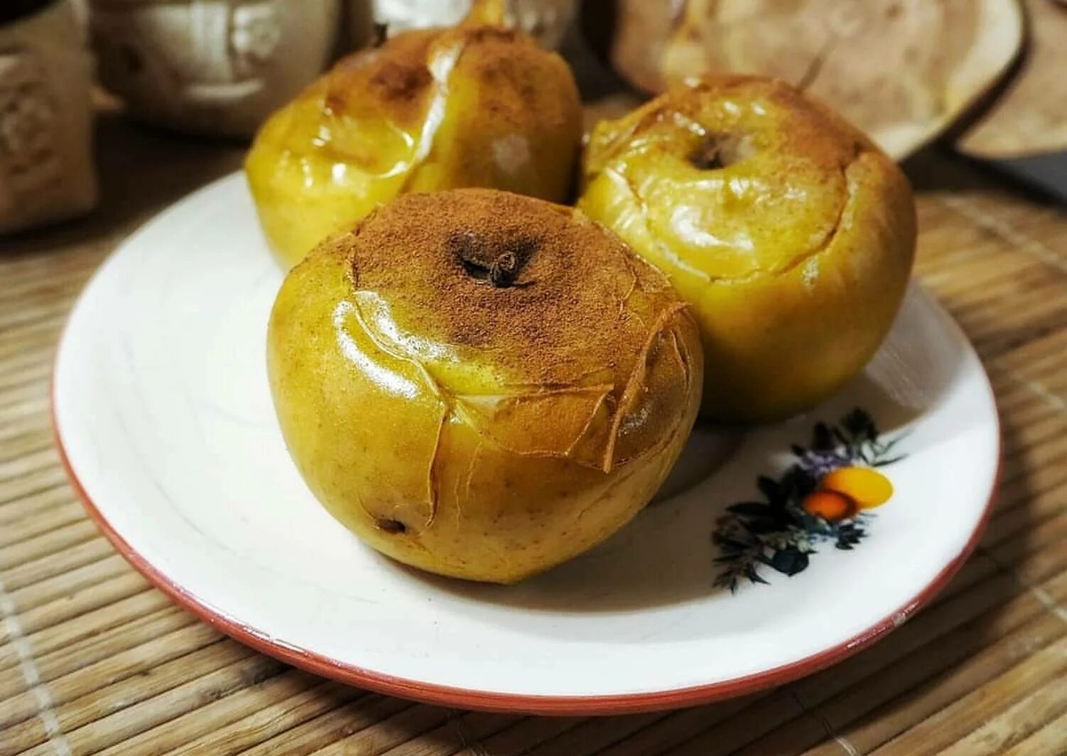 Сколько запекать яблоки целиком. Японские печёные яблоки. печеные яблоки в кастрюле. запеченные яблоки с нутеллой. запеченное яблоко ги.