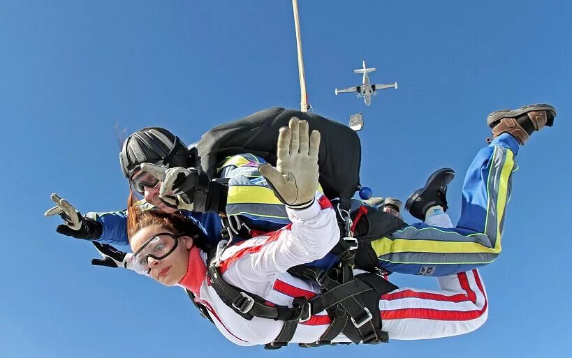 Парашютисты в воздухе. Парашютный спорт. Первый прыжок с парашютом. Заниматься парашютным спортом. Заниматься парашютным спортом.