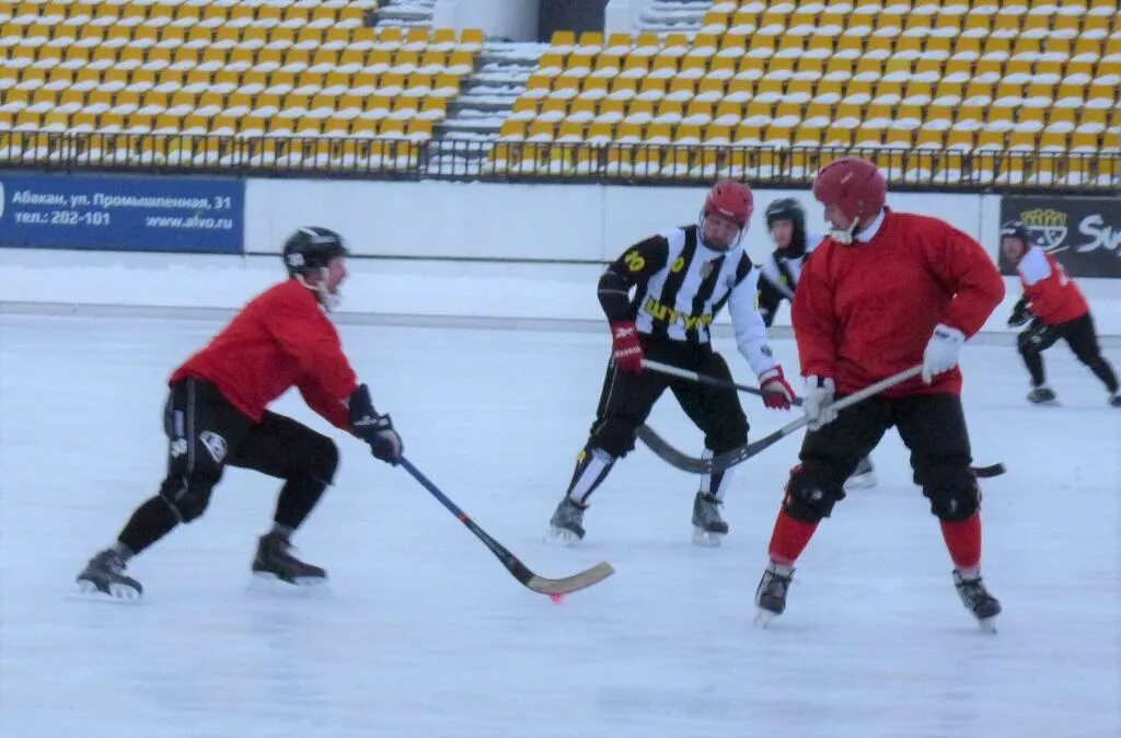 хоккей с мячом чемпионат саяны. спортивная школа абакан по хоккею с мячом. хоккей хакасии. стадион саяны абакан хоккей с мячом. майорин александр хоккей с мячом.