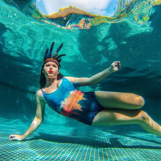 Underwater button. Под водой 2018. зендая под водой. beauty underwater фильм. лина меркьюри underwater.