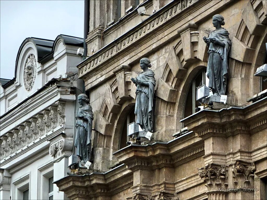 Скульптуры на зданиях