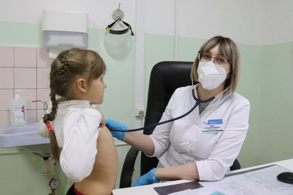 педиатр. детский врач. день педиатра фото. профилактические осмотры детей. прием педиатра.