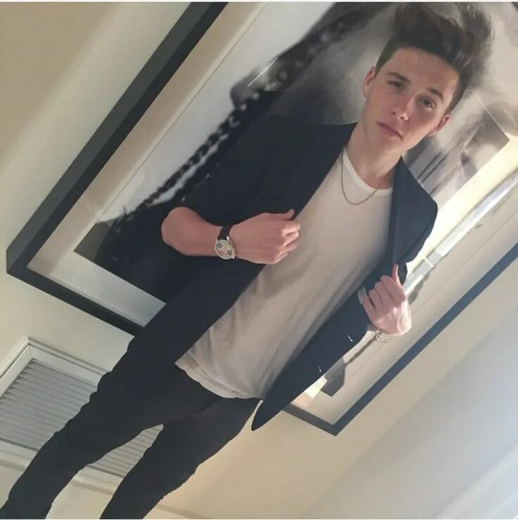 Бруклин бекхэм торс. Бруклин бекхэм машина. Инстаграм бруклин. Brooklyn beckham house. Emma rose инстаграм.