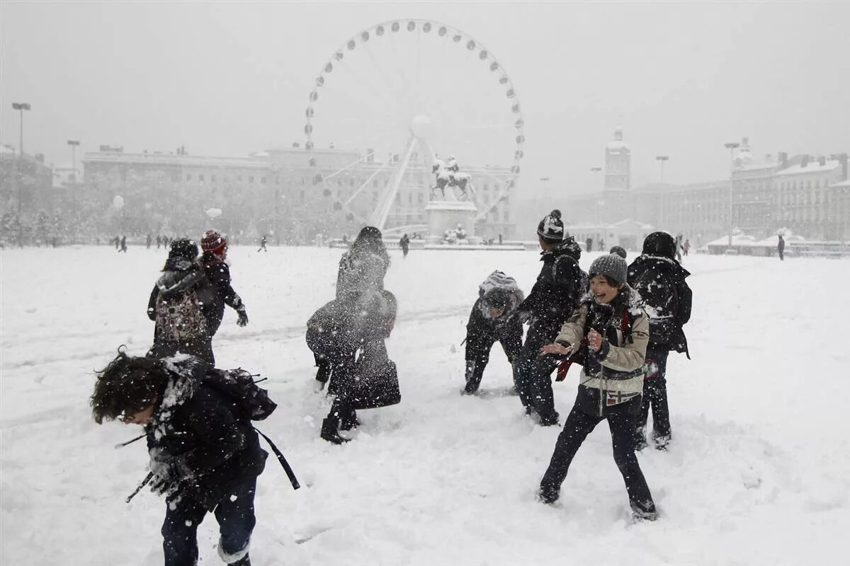 Зимой где сидели. Игра в снежки. Снежки в России. Игры зимой фото. Играть в снежки.