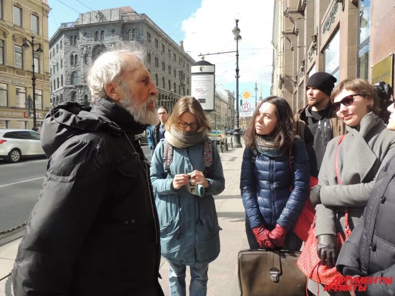 Блогерша из питера с бомжами. Бомж экскурсовод в Питере.