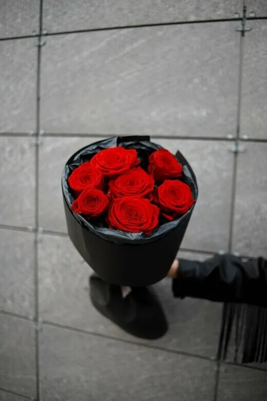 Красные розы в черной упаковке. Красные розы в черной упаковке 15 шт. Красные розы в черной упаковке сохры. 17 Роз букет. La buket