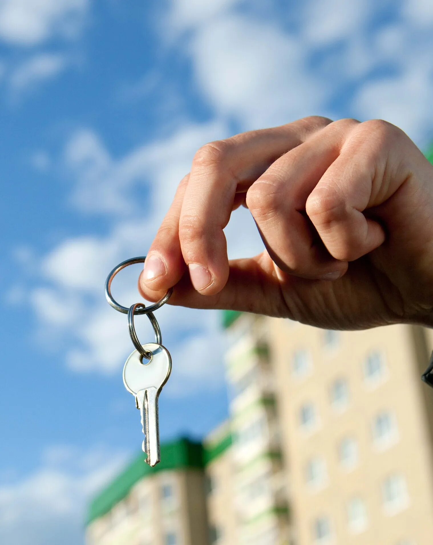 Что грозит недвижимости. Ключи от квартиры. Квартира ключи. Ключи от квартиры в руке. Жилье.