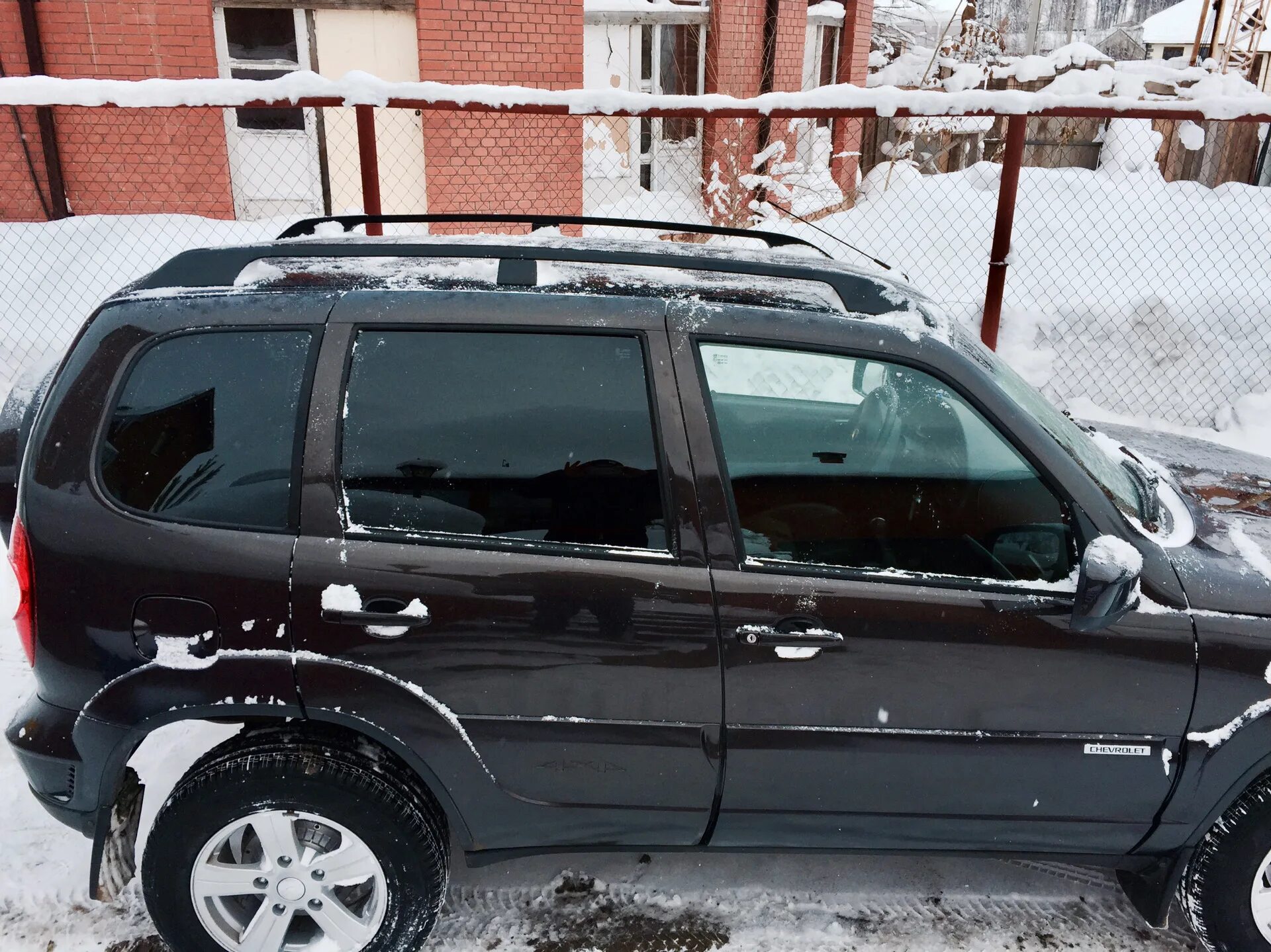 Тонировка нива шевроле. Нива Шевроле тонировка 50. Chevrolet Niva 2007 тонировка. Тонировка 35% на Ниве Шевроле. Chevrolet Niva тонированная.