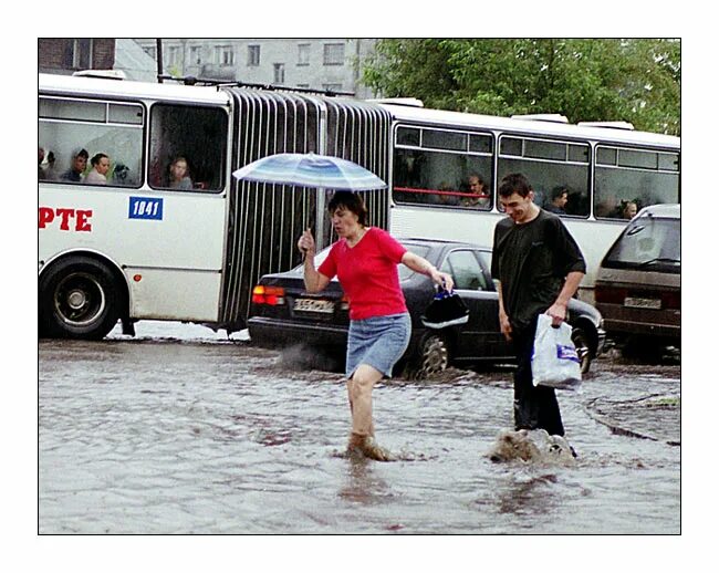 пешеходы по лужам. идут пешеходы по лужам. неуклюжие люди бегут по лужам. пешеходы по лужам. пешеходы по лужам.