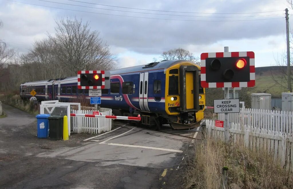 Level crossing. Шлагбаум Железнодорожный. ЖД шлагбаум. Железнодорожные переезды Великобритании. Шлагбаум поезд.