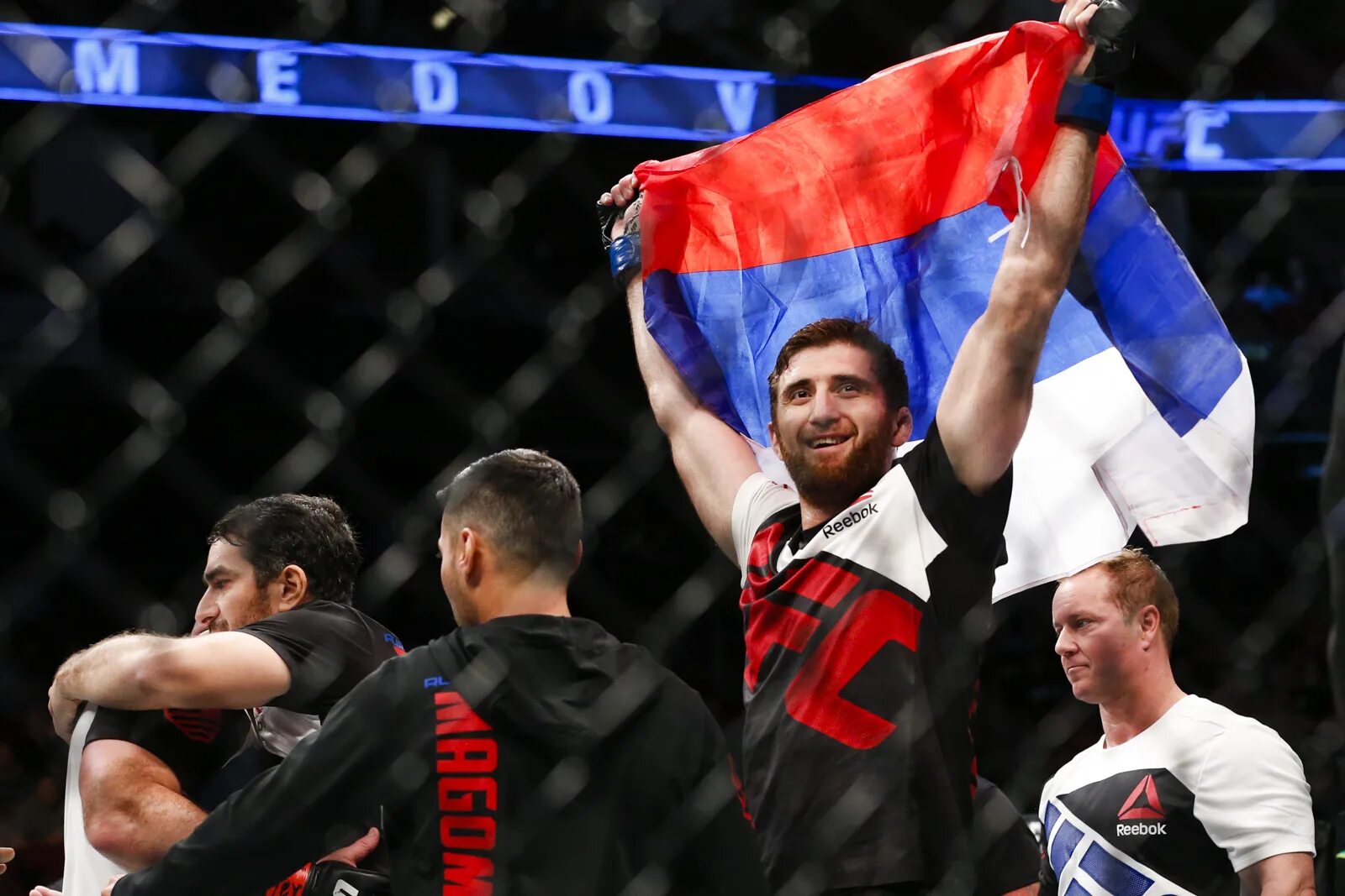 Все бойцы россия. Хабиба с флагом России в UFC.