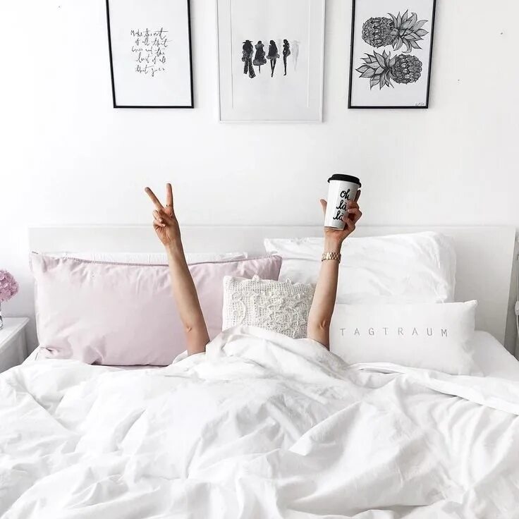 Фотосессия в спальне. Завтрак в постель девушке. Девушка потягивается. Женщина лето. Девичий выходной.