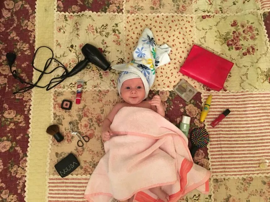 6 месяцев даче. Фотосессия малыша в полотенце. Фотосессия ребенка в полотенце на голове. Фотосессия младенцев с феном. Идея для фотосессии в полотенце малыш.