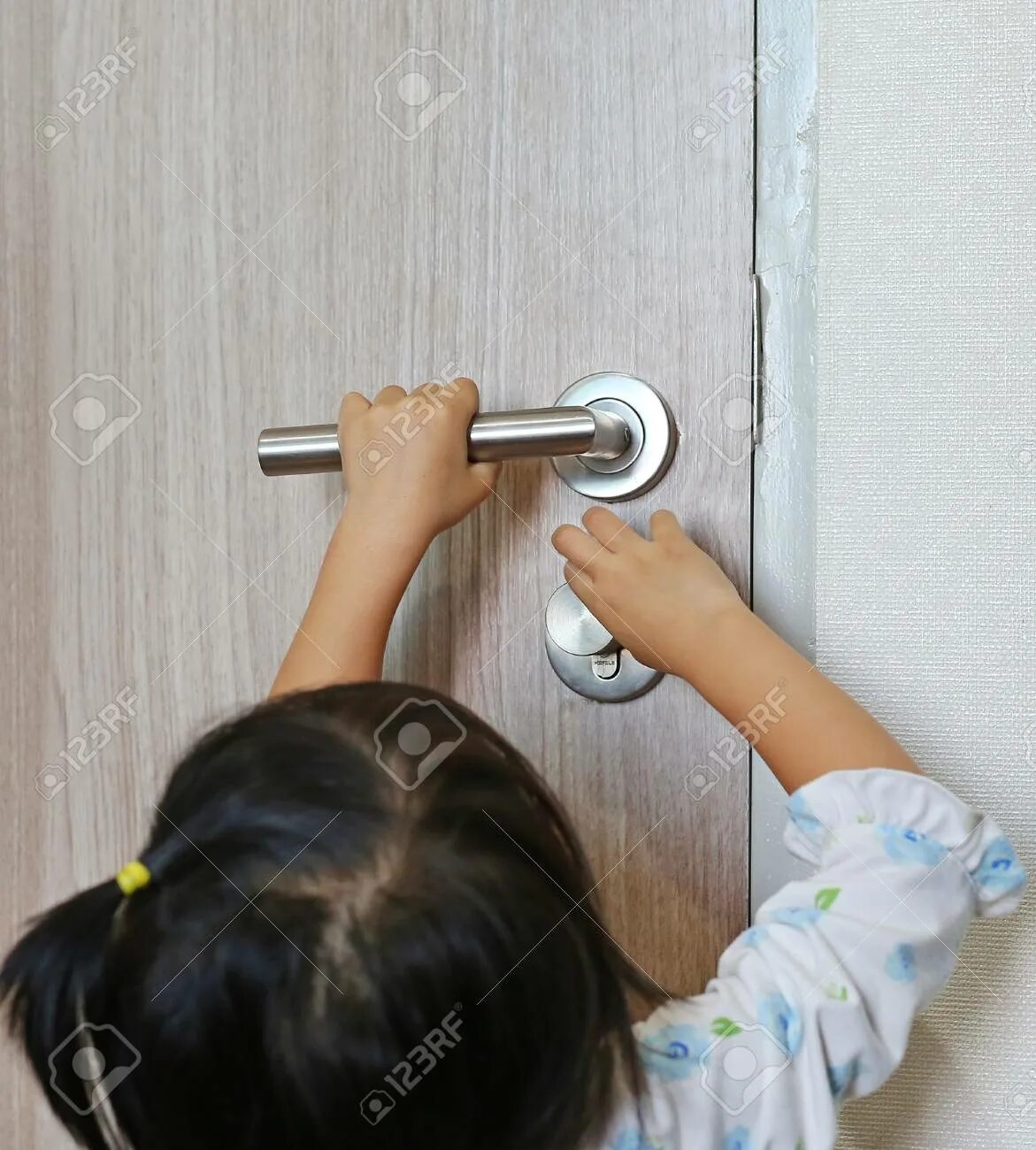 Little door girl. Девочек открытых. Little door girl. Дверь с маленькими окошками. Маленькие двери.