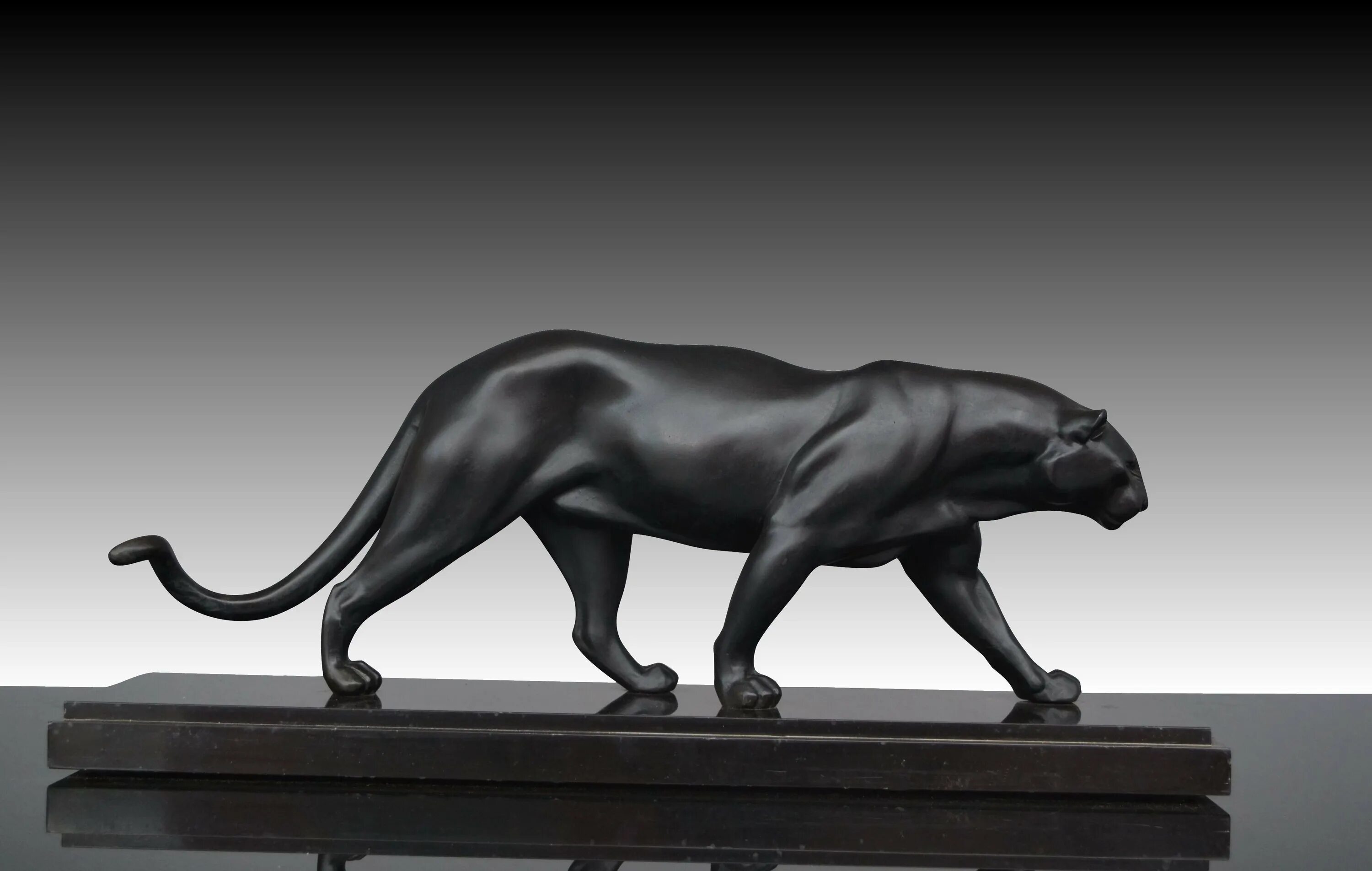 Скульптуры животных темные. Статуя пепельной пантеры. Памятник черной пантере волгодонск. Статуя рычащий пантера. Статуя пепельной пантеры.