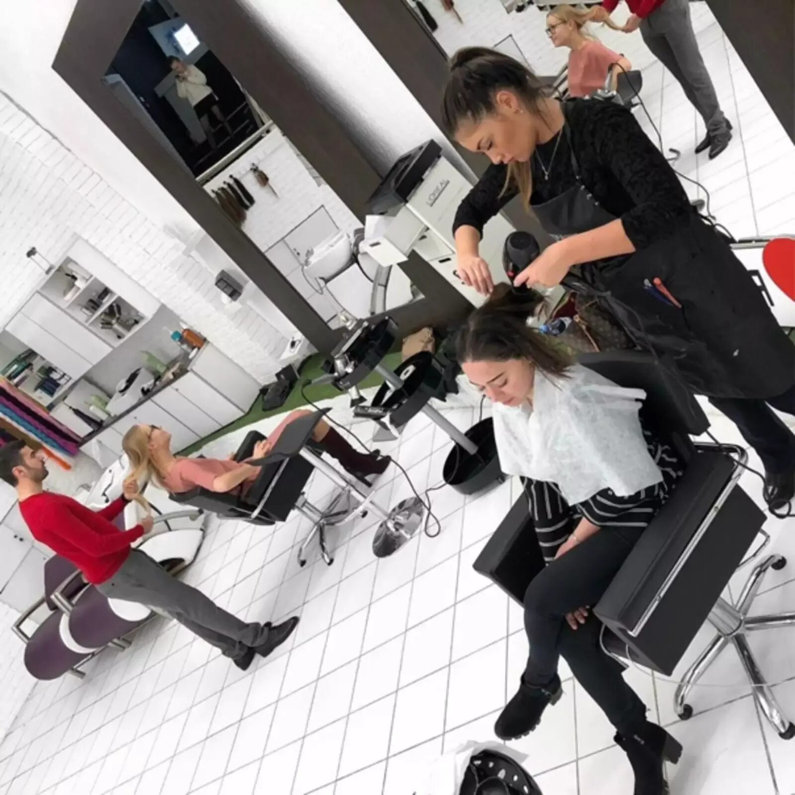 Ищем мастера парикмахера. Парикмахер арендует. Субаренда рабочего места в парикмахерской. Студия красота гримерка в алапаевске. Комната под парикмахерскую.