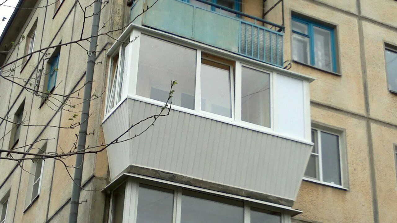 Фаворит пластиковые окна Магнитогорск. Подоконник 200 мм без козырька. Пепел может ПРОЖЕЧЬ застекленный балкон. Фото Магнитки с балкона летом.