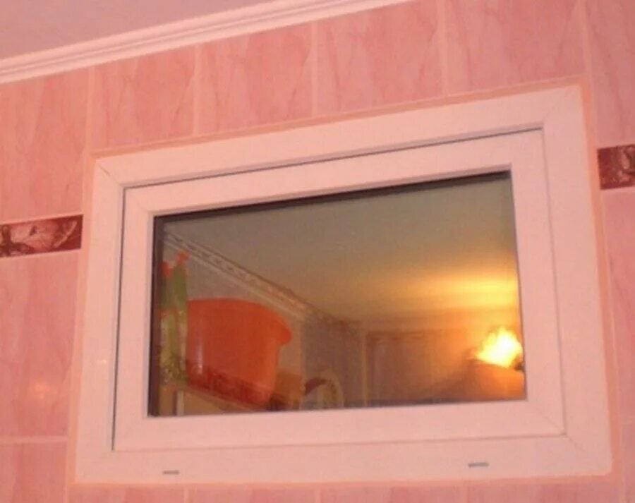 Зачем делали окно между ванной. Окно между ванной и кухней. Пластиковое окно между ванной и кухней. Окно между ванной и кухней в хрущевке. Окошко между ванной и кухней.