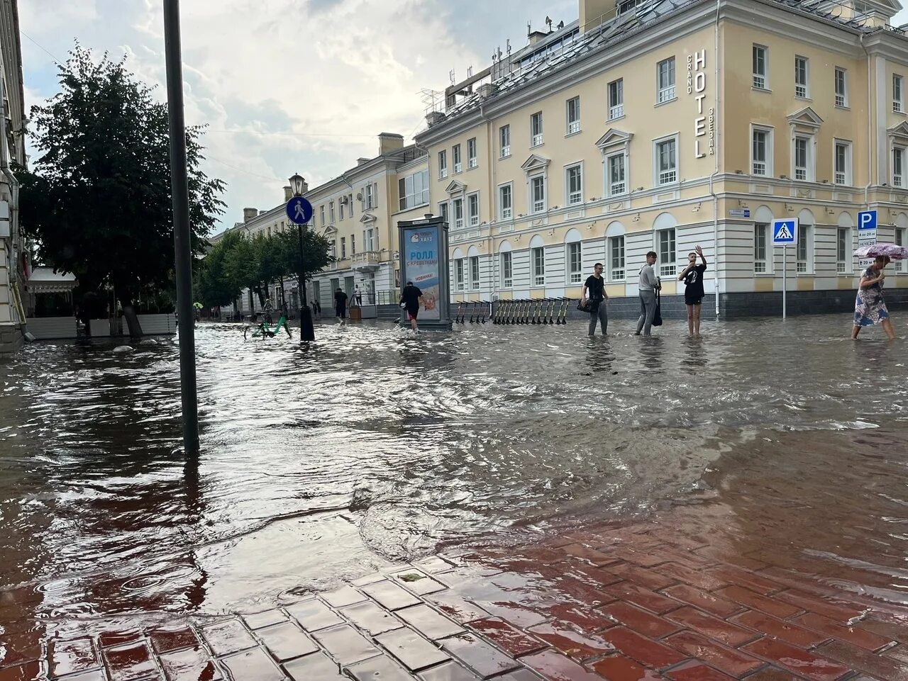 Затопленная набережная Тверь. Потоп в Твери. Ливень в Твери. Потоп Тверь сейчас.