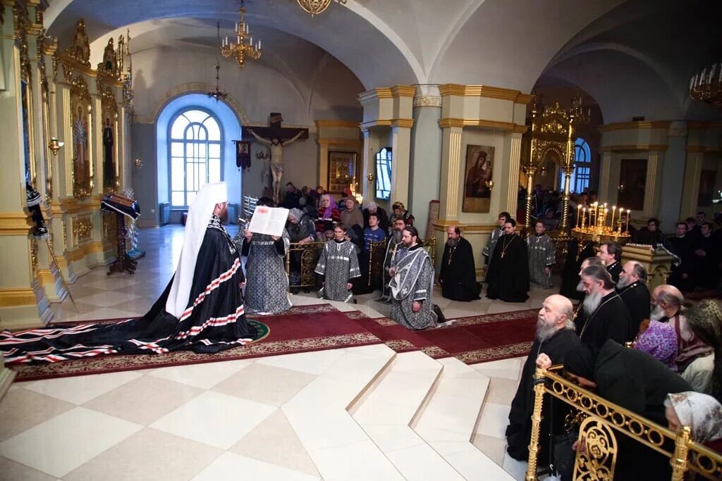 Чин прощения сколько идет. Чин прощения в храме. Чин прощения в прощенное воскресенье за вечерним богослужением. Чин прощения последование.