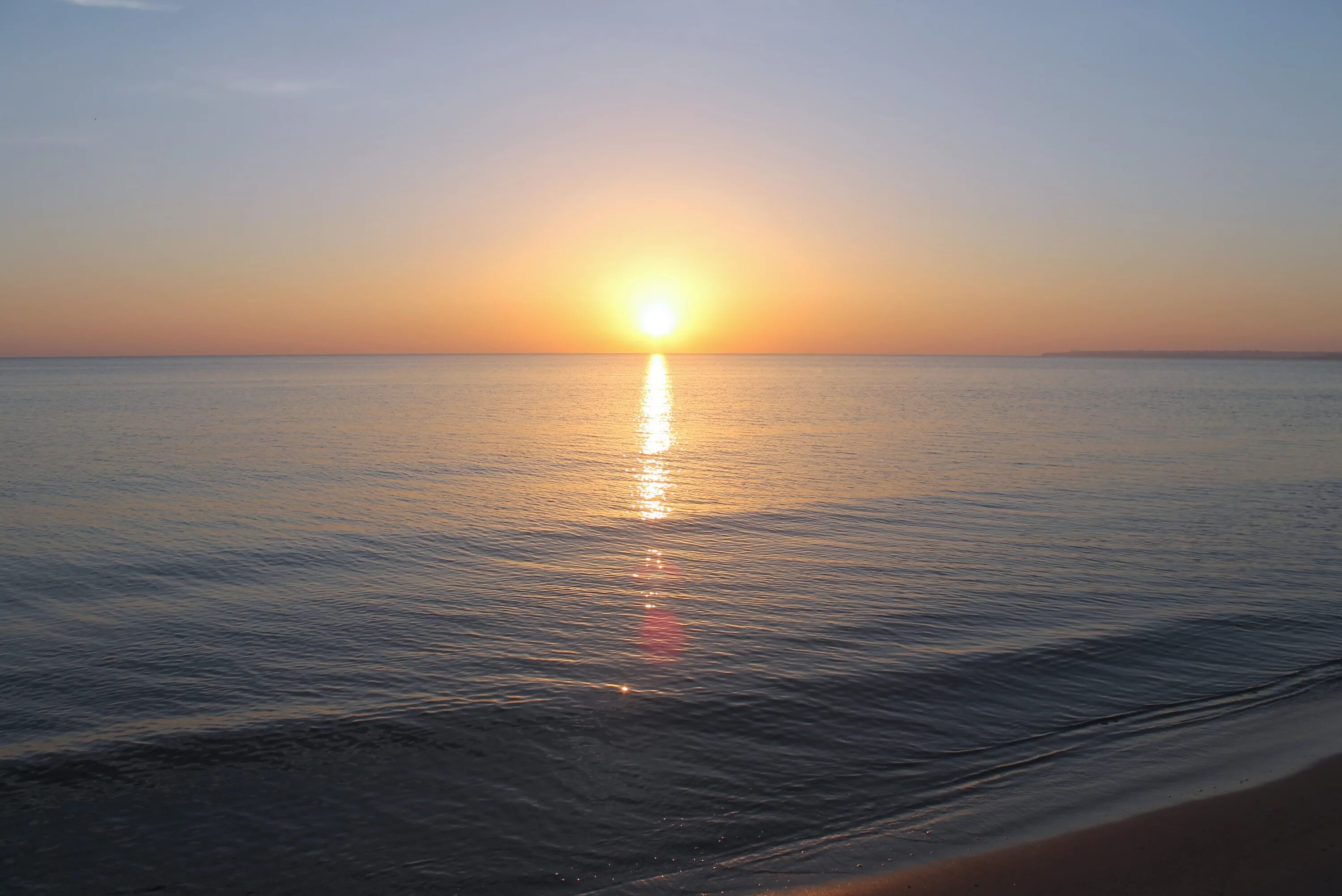 Рассвет на море. Ранний рассвет на море. Море утром. Солнце над морем.