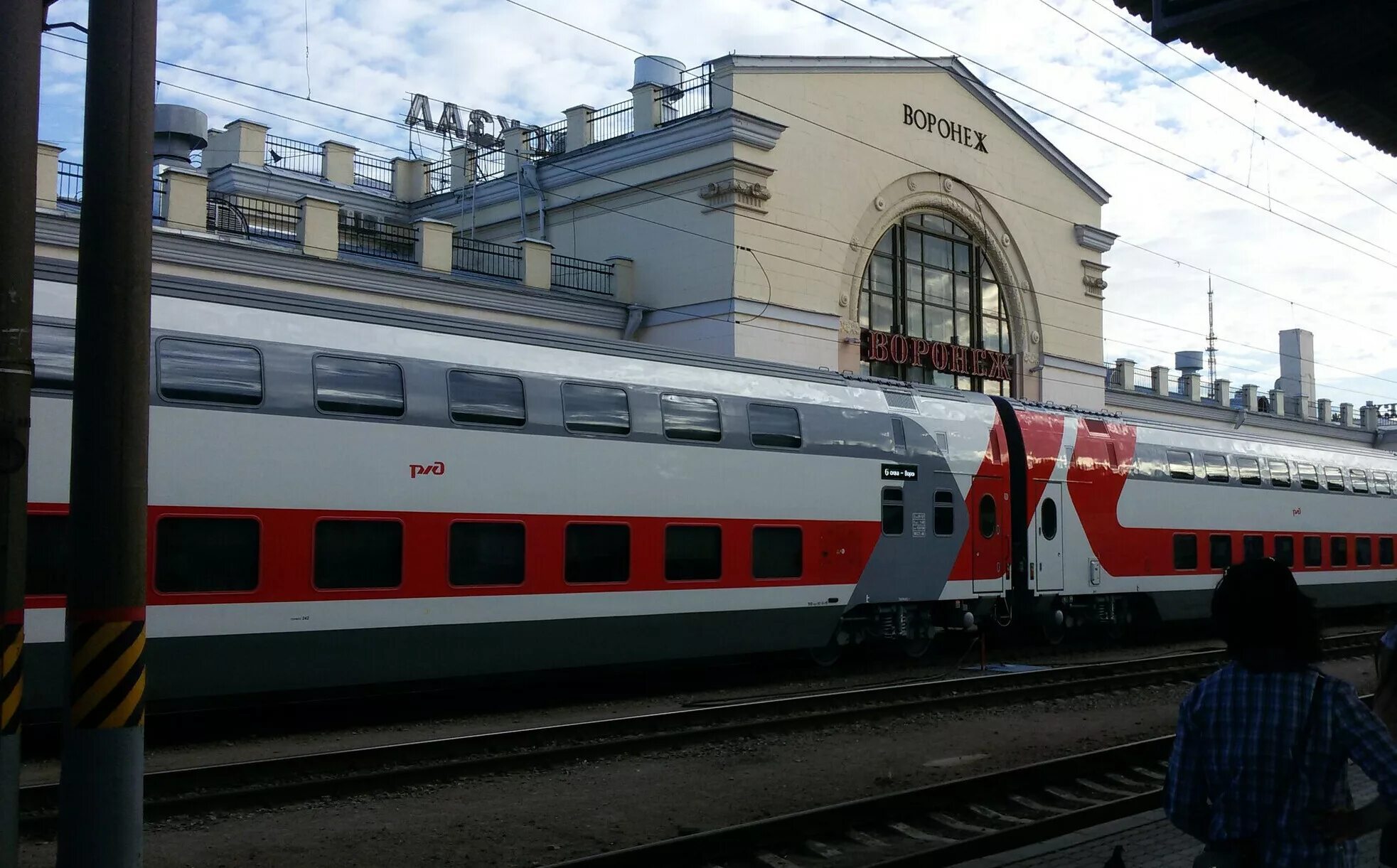 Жд билеты санкт петербург северная пальмира. Поезд Северная Пальмира Воронеж Санкт-Петербург. Поезд Северная Пальмира Воронеж. Адлер Воронеж Северная Пальмира. Перрон вокзал Воронеж.