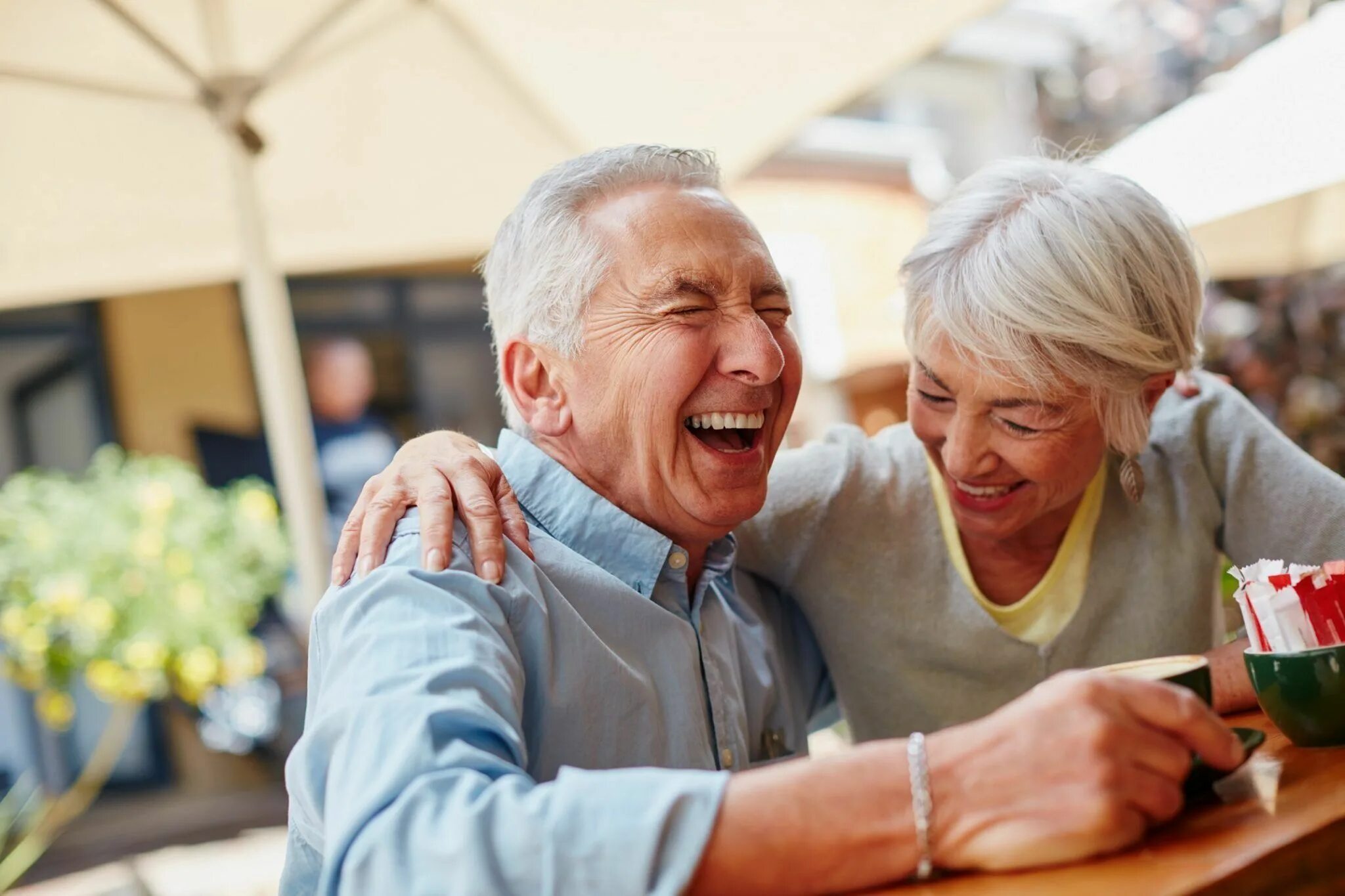 Пенсионеры. Счастливые пожилые люди. Старик улыбается. Счастливые старики.