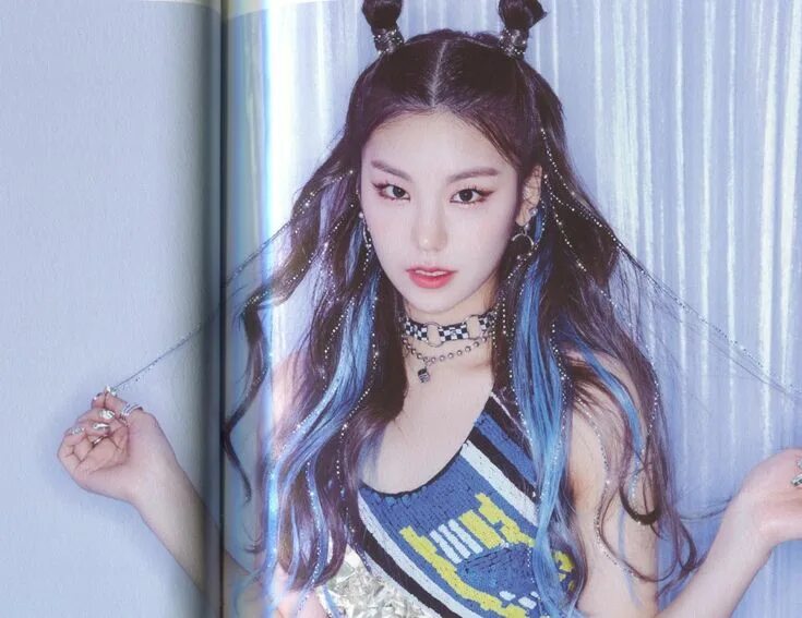 Itzy who. Йоджи itzy. итзи йеджи. хван еджи итзи. йеджи из itzy.