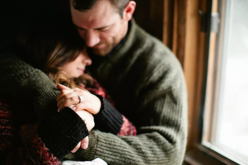 Нежность к любимому. Тепло объятий. В объятиях очень тепло. Теплые отношения. Нуждаюсь в твоих объятиях.