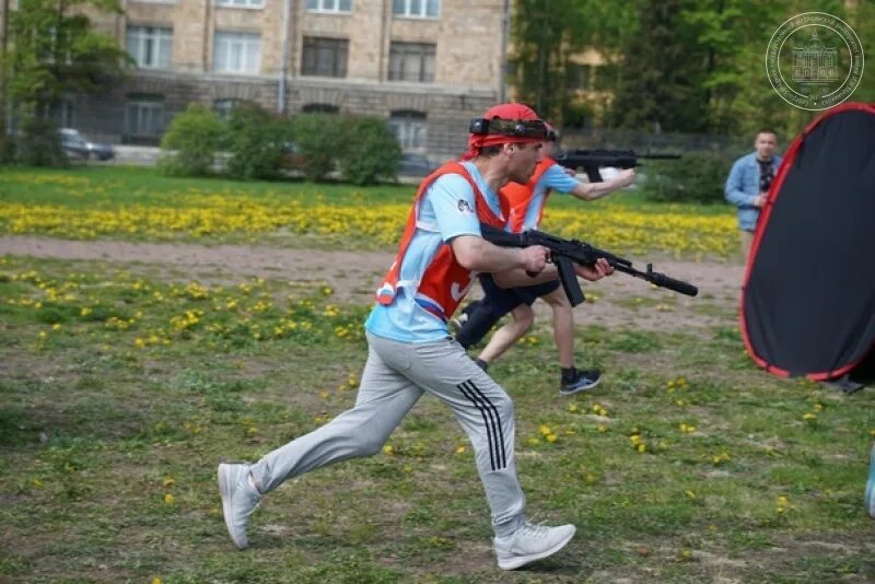 Велась стрельба. Панов человек стреляющий купить. Стрельба из электронного оружия. Стреляет из пистолета. Велась стрельба.