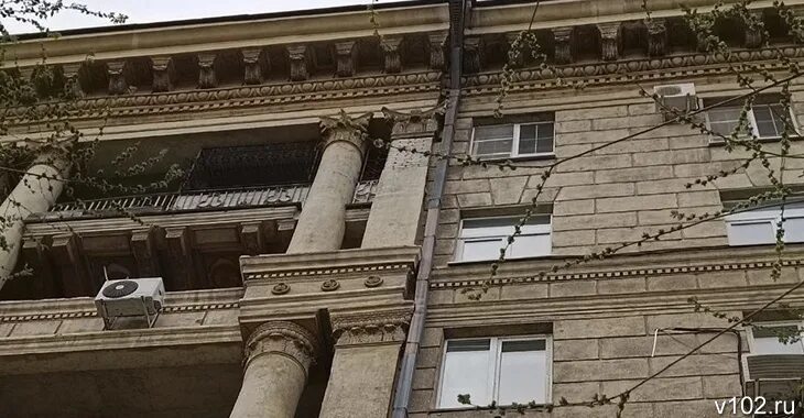 Исторический дом в центре Волгограда. Рушащийся кирпичный дом. Исторические памятники архитектуры. Обвалившаяся штукатурка.