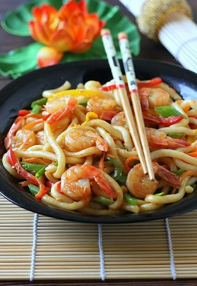 Удон с креветками. Китайская лапша удон. японская кухня лапша удон. удон ямакаки.