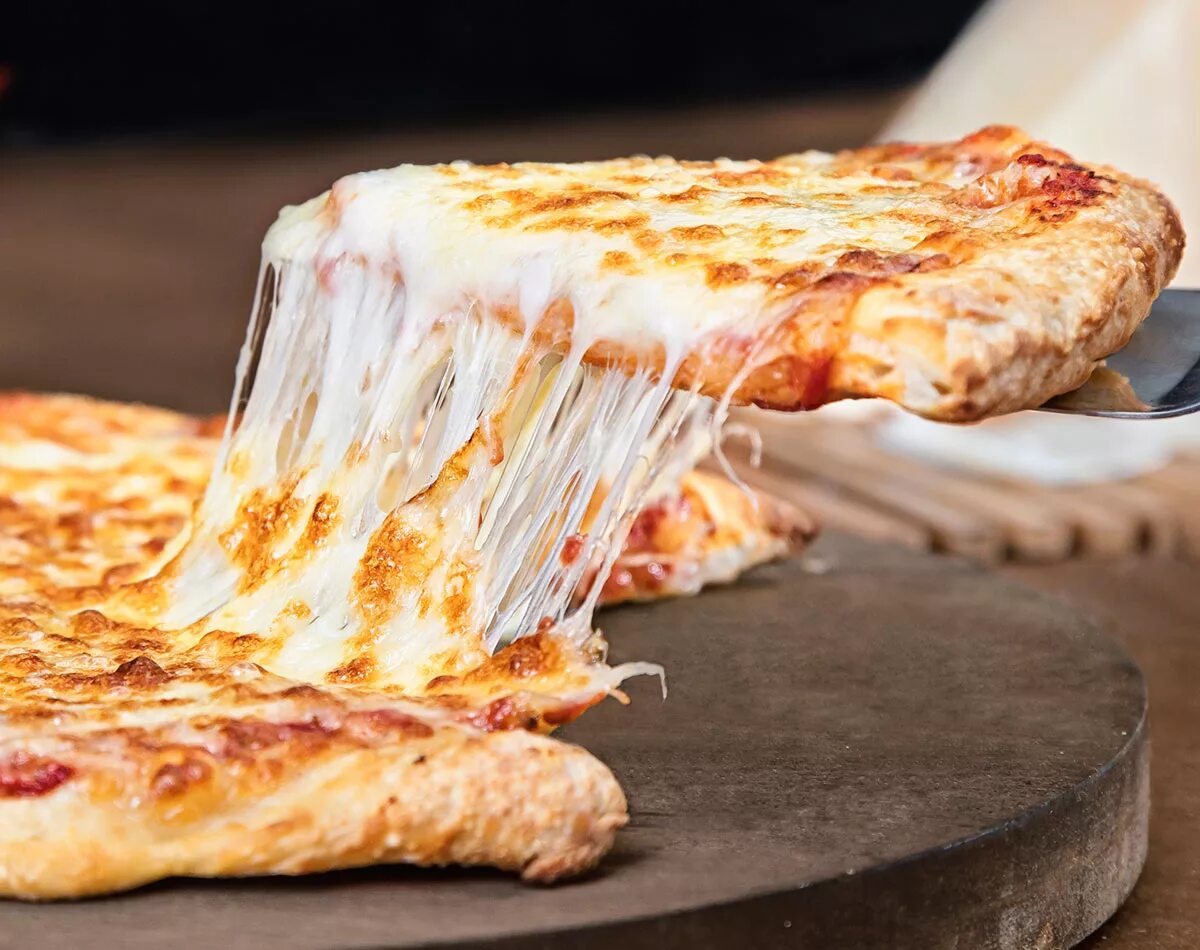 Пицца сырная. Трехслойная пицца. Многослойная пицца. Огромная сырная пицца.
