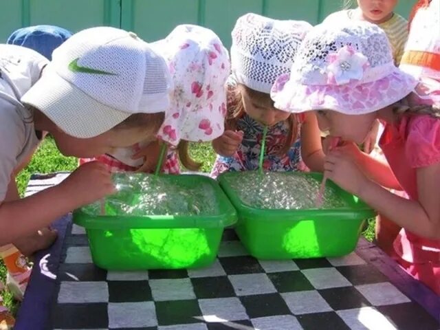 Опыты на прогулке старшая группа. Игры на улице в детском саду. экспериментирование в детском саду на прогулке летом. экспериментирование с водой лето садик.