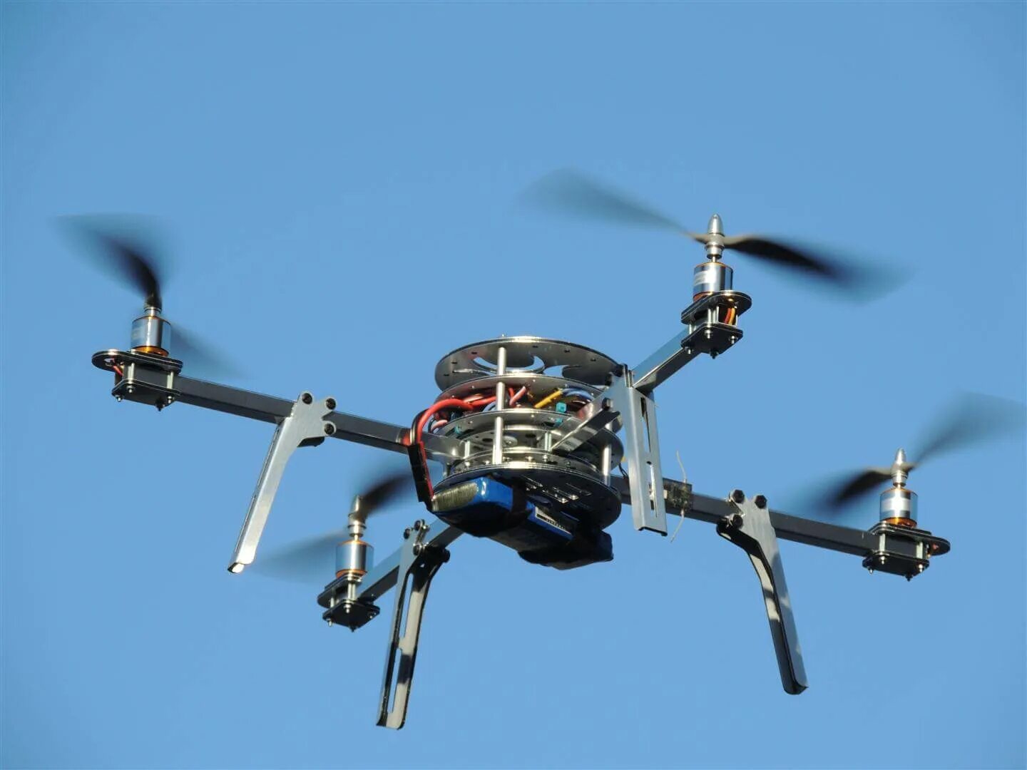 Квадрокоптер dji mavic 3t с тепловизором. Мини летательные аппараты. Бпла dji. Дроны издают звук. Флай дрон.