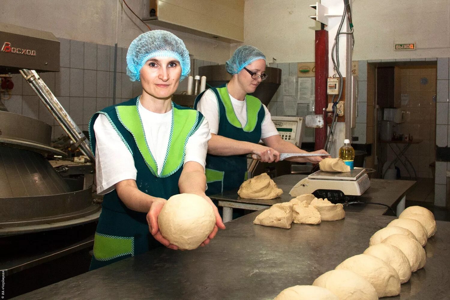 Кухонный работник в пекарне. Пекарь с хлебом. Лучший пекарь. Кухонный рабочий (пекарня). Требуются работники в пекарню.