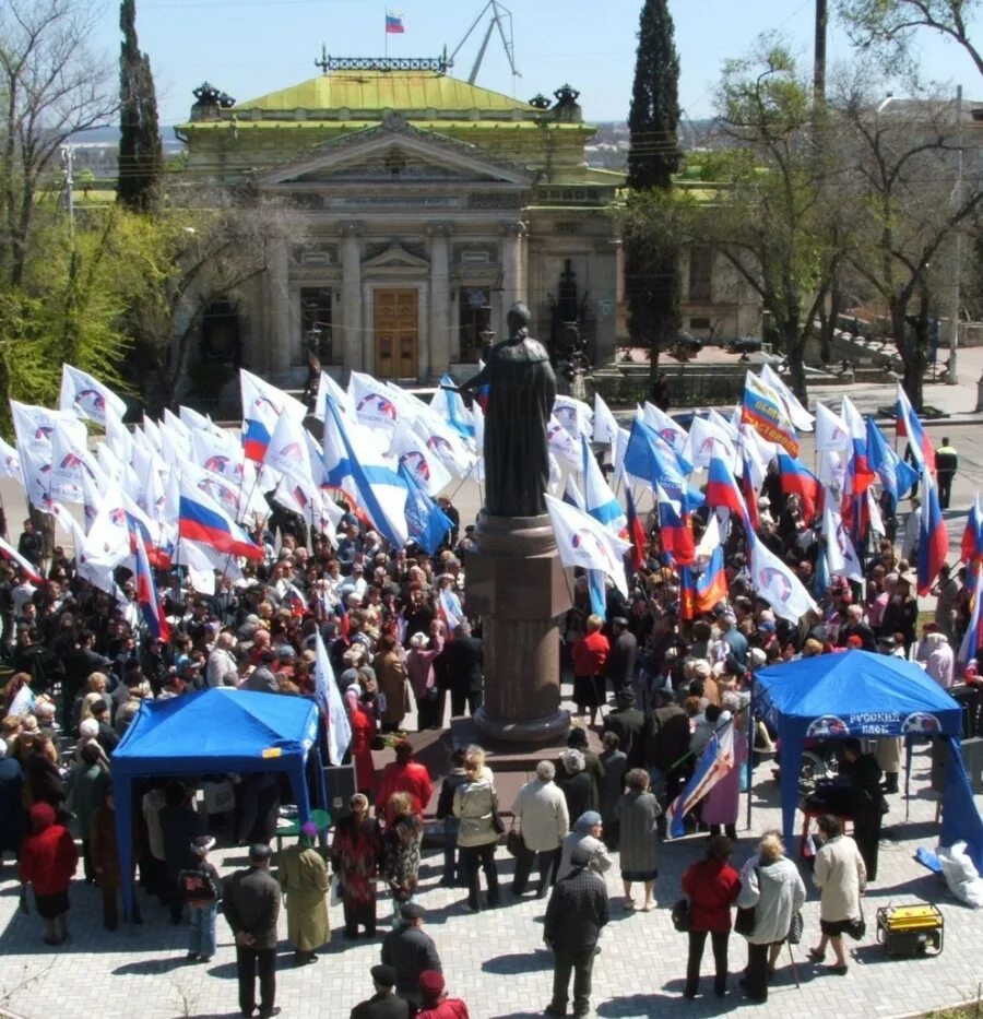 Когда вошли в крым 2014 году. Присоединение Севастополя к России. Присоединение Крыма. Присоединение Крыма к России. Севастополь празднует присоединение к России.