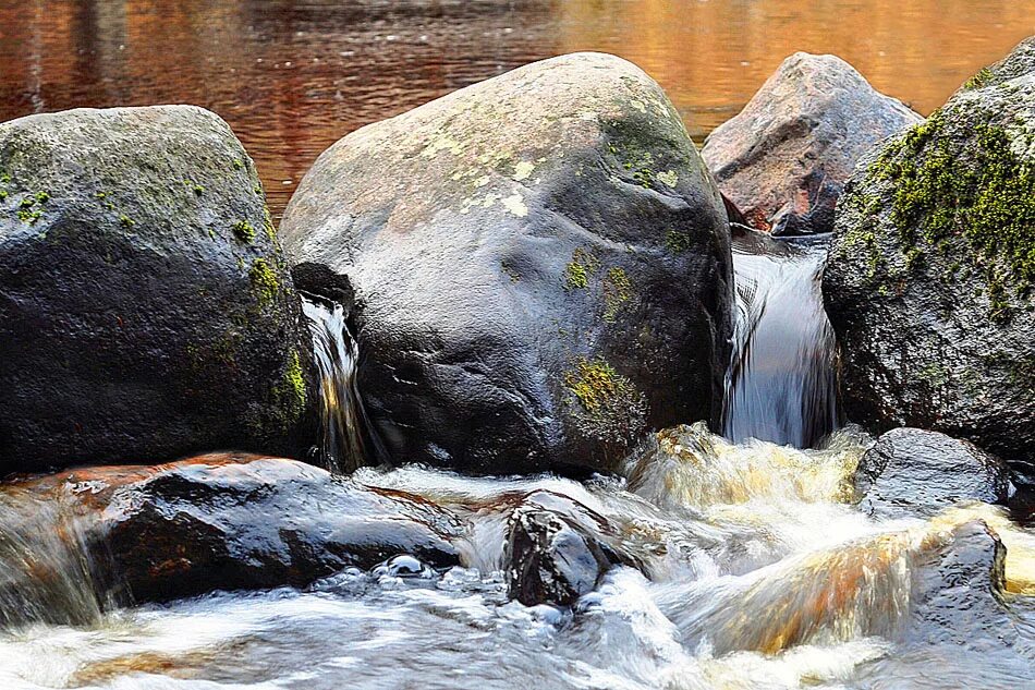 Вода камень точит. Камень сточенный водой. Река камень точит. Валун в воде. Почему вода камень точит