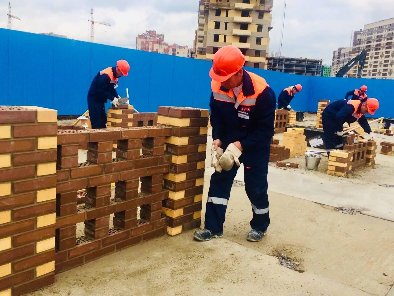 Лучший каменщик. Бригада каменщиков. Лучший каменщик. Строительные профессии. Работа каменщиком в спб.