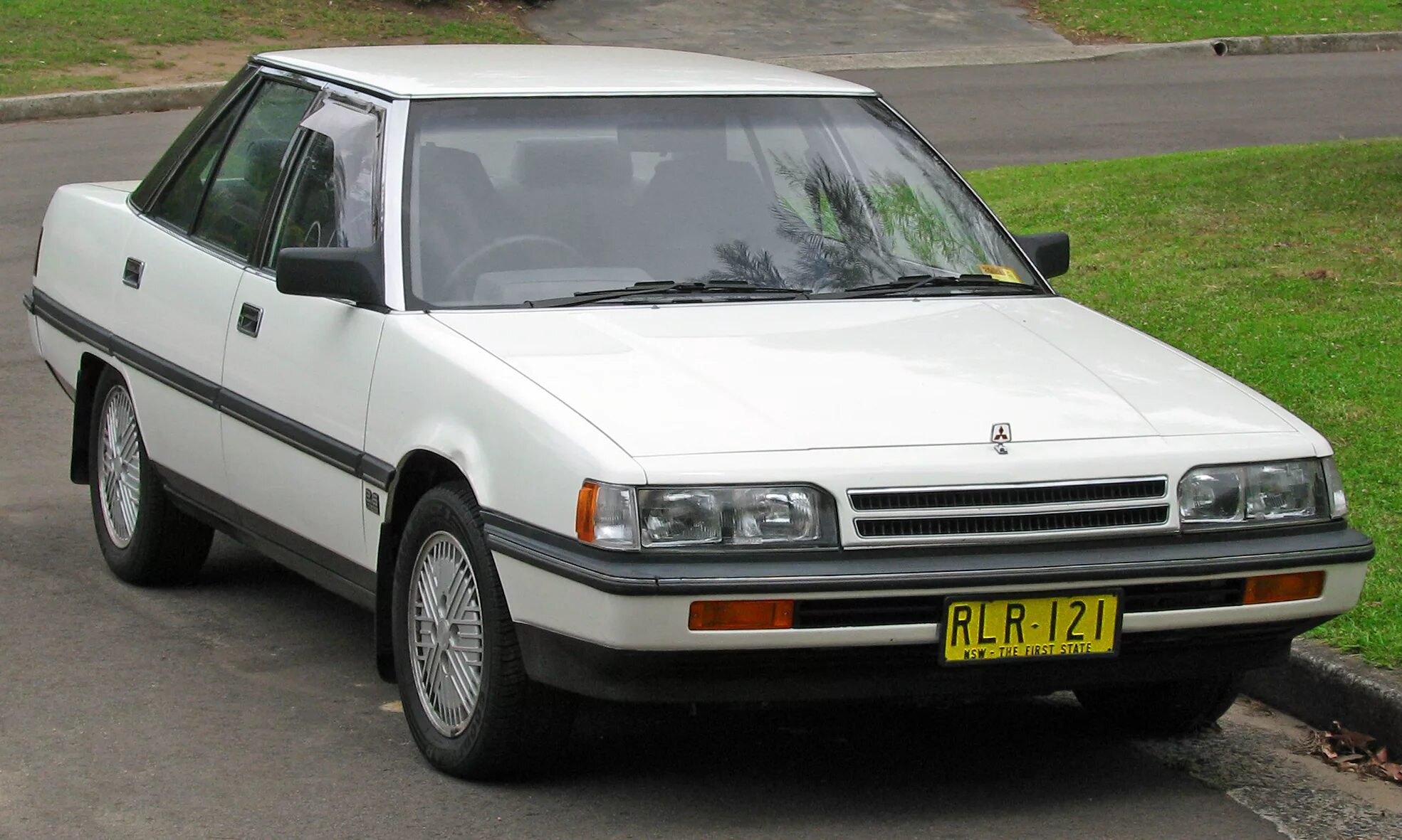 Митсубиси 1990. Mitsubishi Magna 1985. Мицубиси седан 1990. Mitsubishi Magna 1990. Митсубиси Галант 1990 седан.
