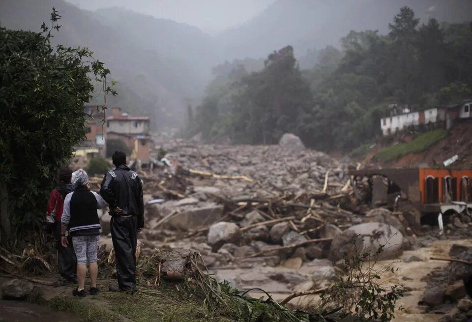 Землетрясение и наводнение в мире. Цунами в пензе. Сель в бразилии. Сель стихийное бедствие. Волна 40 метров цунами япония.