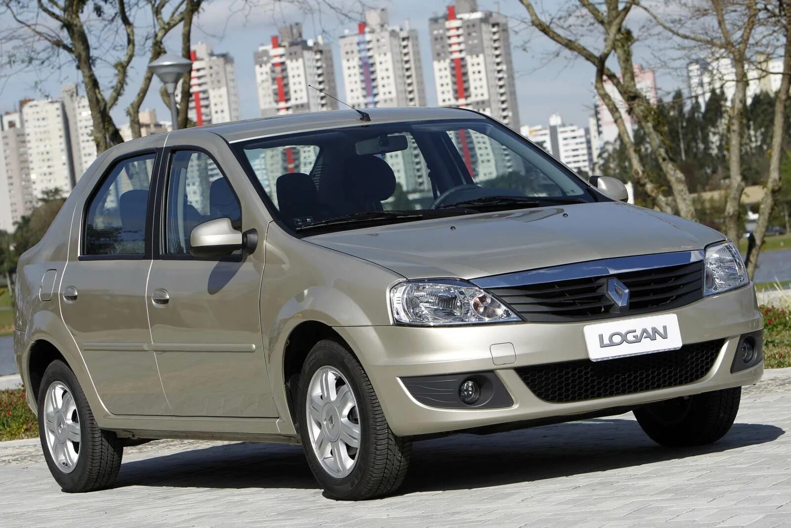 Машина логан фото. Renault Logan 2004. Рено Логан 1.4. Рено Логан 2004. Renault Logan 2013.