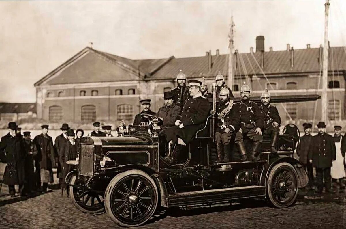 Пожарная машина Вандерберг 1901. Пожарная команда Царская Россия 1907. Первая пожарная машина 1904 год в России. Пожарная команда Санкт-Петербурга 19 век. В каком году появились первые пожарные