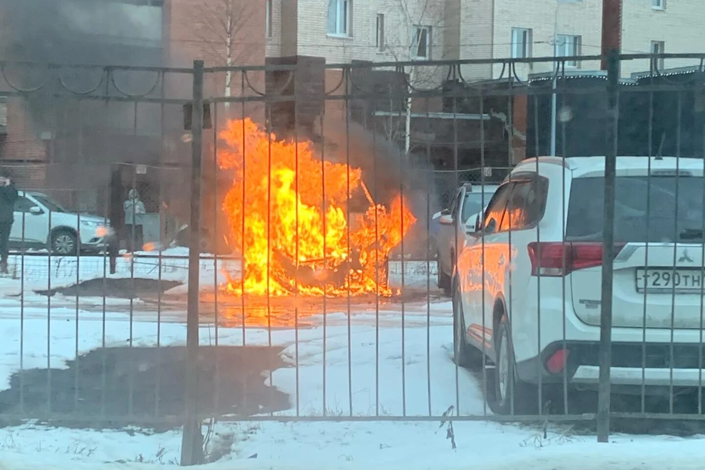 Где сгорели машины. Санкт-Петербург сгорел автомобиль. Пожар в Рыбацком. Сгорела парковка в СПБ. Пожар автомобиля на платной парковке.