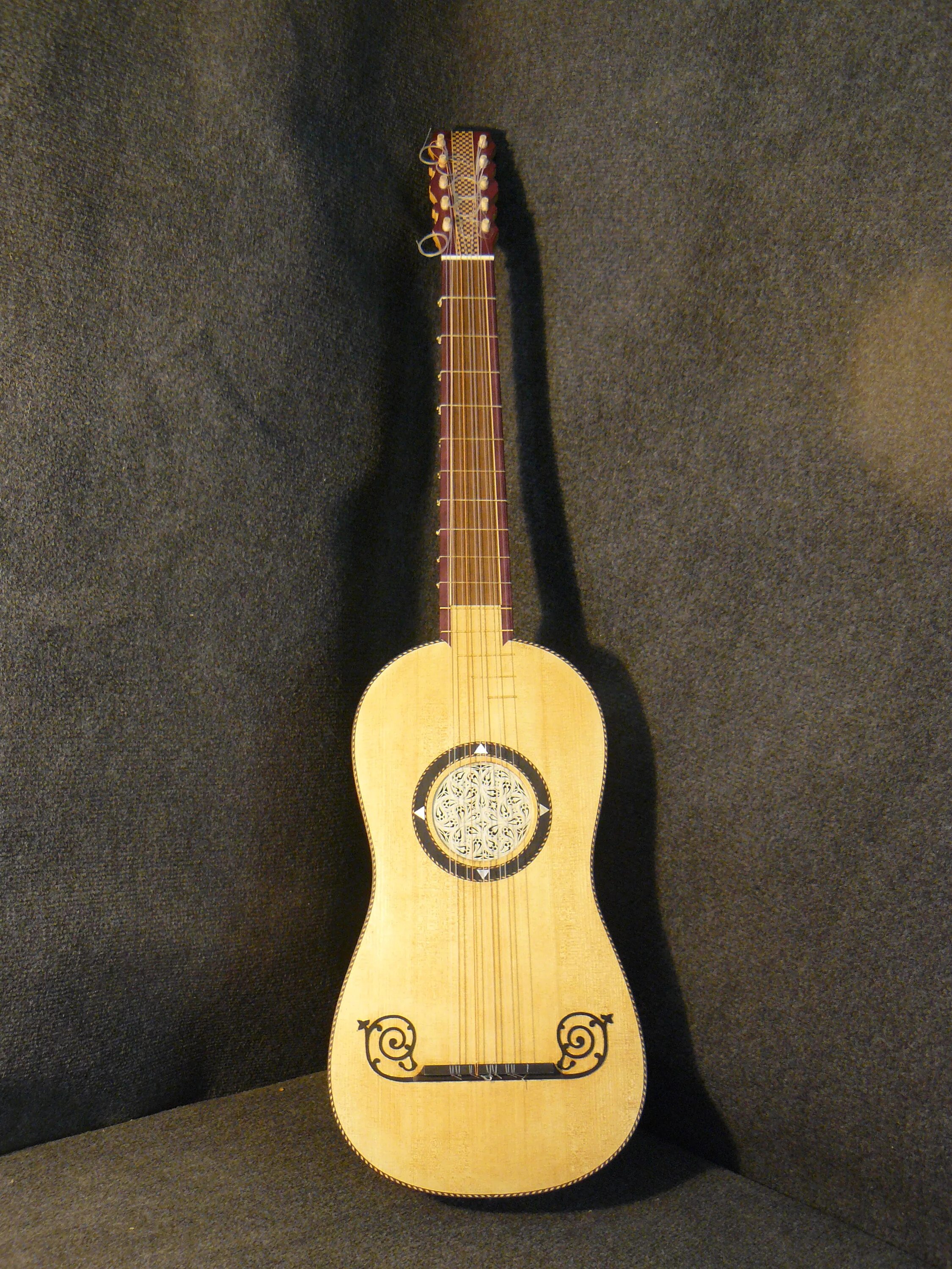 Барочные гитары музей. Пятиструнная барочная гитара. Барочные гитары музей. Барочная гитара. Древняя барочная гитара.