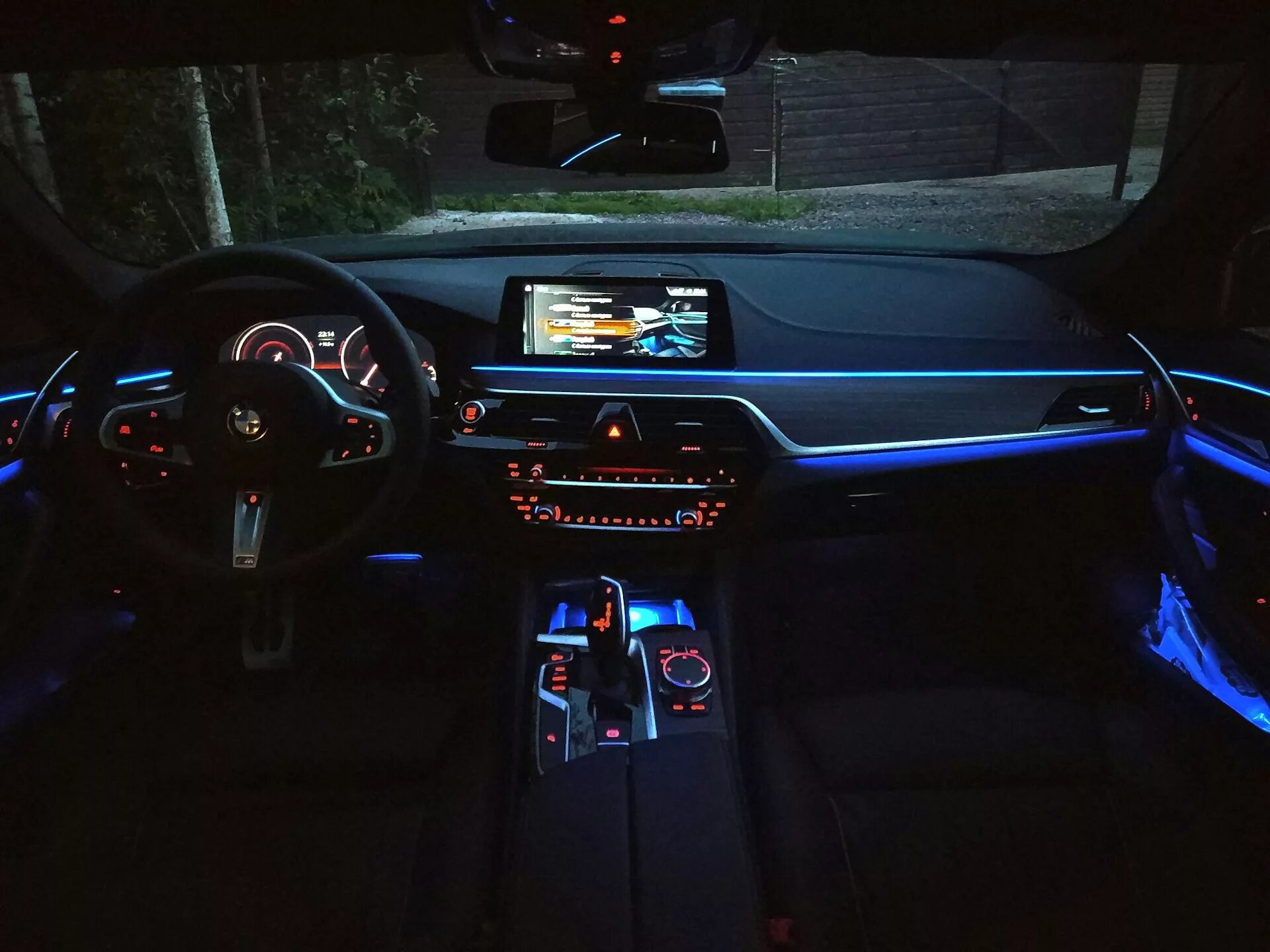Подсветить 5. BMW m5 f90 подсветка салона. BMW m5 f90 салон ночью. BMW f30 салон в темноте. BMW m5 g30 салон.