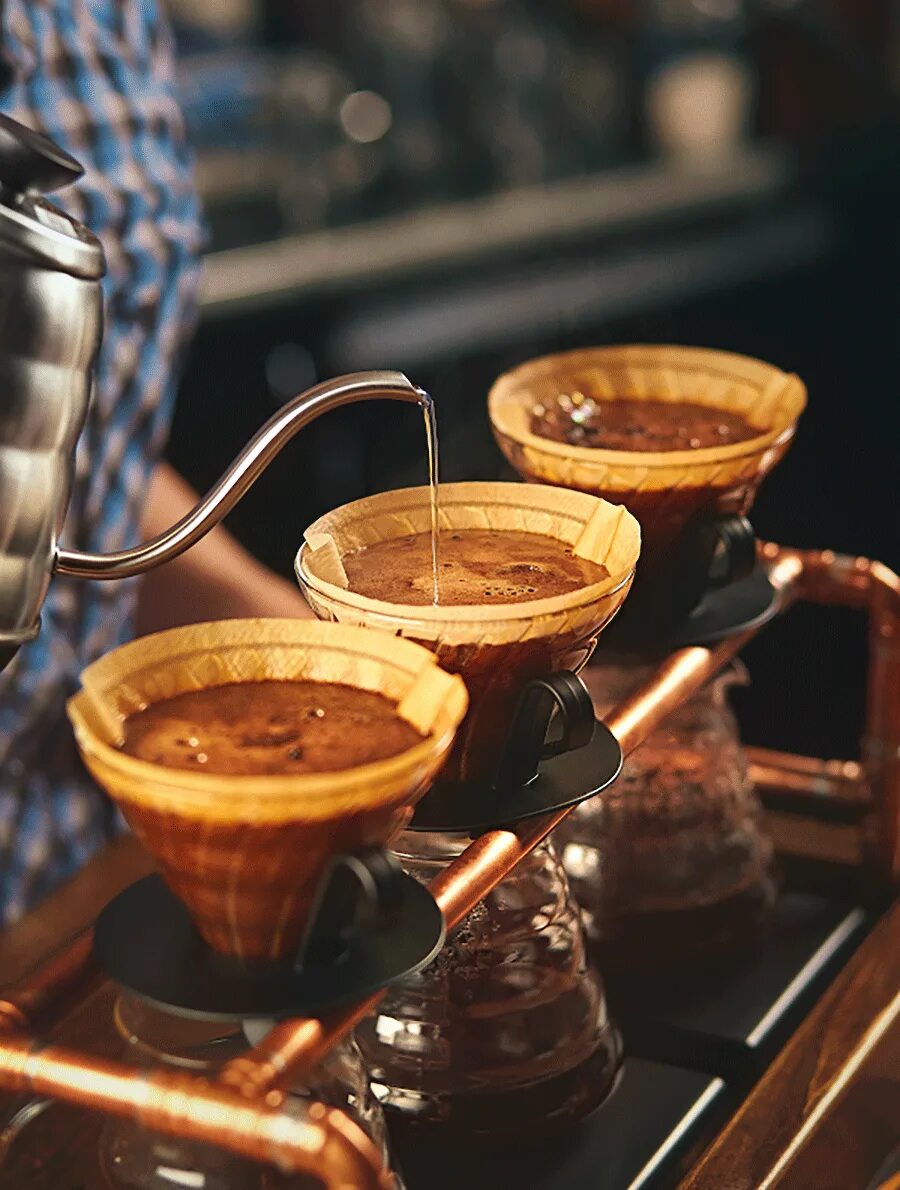 Кофе сварил восемь. V60 coffee brewing. приготовление кофе. кофе в кофейне. кофе в турке.